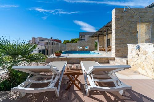 Villa Oslo - luxury place with sea views & heated pool, 300m far from sandy beach