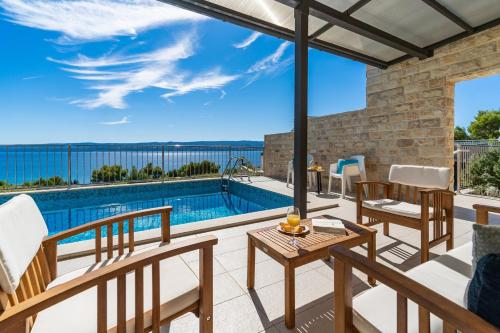 Villa Oslo - luxury place with sea views & heated pool, 300m far from sandy beach