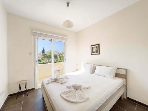 een slaapkamer met een wit bed met een boog erop bij Villa Rea in Protaras