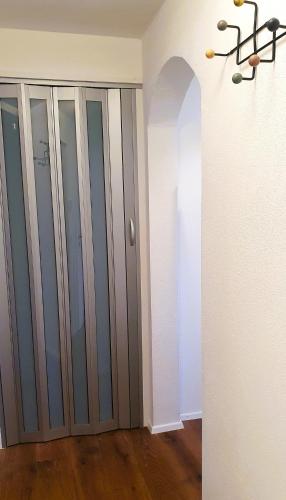 an empty room with a door and an arch at Donauhosting, Stadt Land Fluss in Unterkirchberg