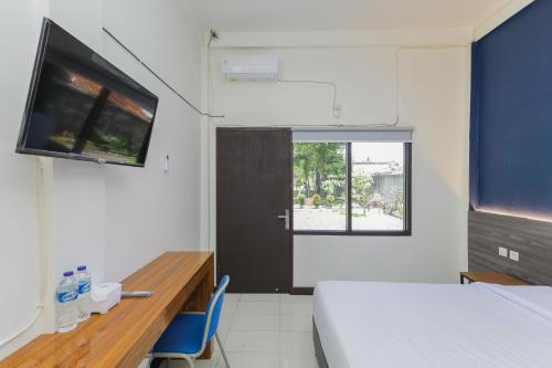 Postel nebo postele na pokoji v ubytování KoolKost near Stasiun Batutulis