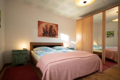 1 dormitorio con 1 cama y una pintura en el techo en Ferienwohnung Friedel und Käthe, en Oberthal