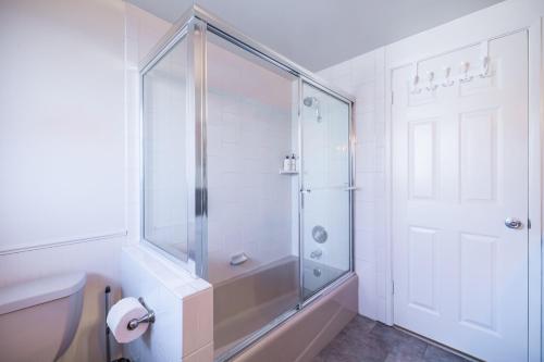 Bilik mandi di @ Marbella Lane - Serene Ranch Style Home w/Pool