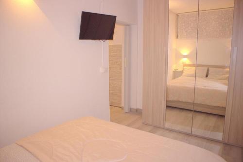 sypialnia z lustrem i łóżkiem w pokoju w obiekcie Vittoria Apartment w Wenecji