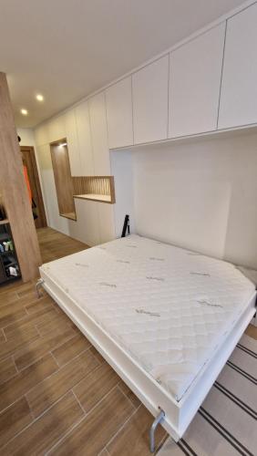 コパオニクにあるXenia Apartmentの白い大型ベッドが備わる客室です。