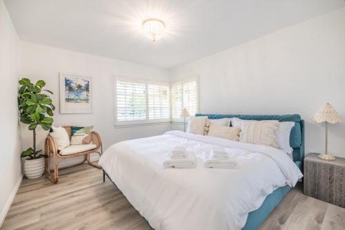 Katil atau katil-katil dalam bilik di @ Marbella Lane - Serene Ranch Style Home w/Pool