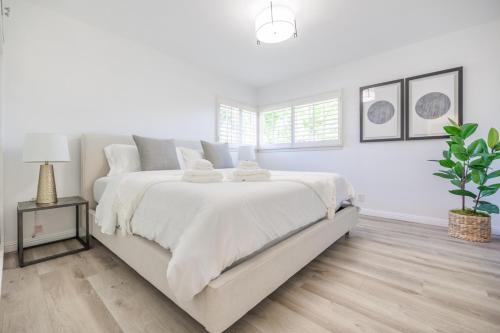 Katil atau katil-katil dalam bilik di @ Marbella Lane - Serene Ranch Style Home w/Pool