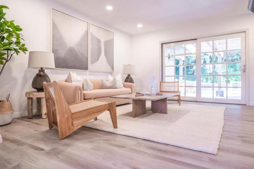 Ruang duduk di @ Marbella Lane - Serene Ranch Style Home w/Pool