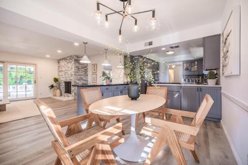 Dapur atau dapur kecil di @ Marbella Lane - Serene Ranch Style Home w/Pool