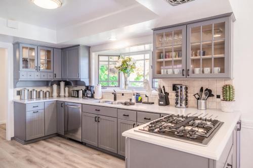 Dapur atau dapur kecil di @ Marbella Lane - Serene Ranch Style Home w/Pool