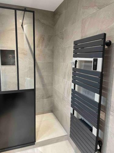 La salle de bains est pourvue d'une douche à l'italienne et d'un lavabo. dans l'établissement Maison Meursault parking fermé, à Meursault