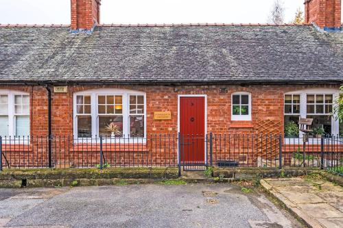 une maison en briques rouges avec une porte rouge dans l'établissement Country Charm Cottage Sleeps 4 & Free Parking, à Chester