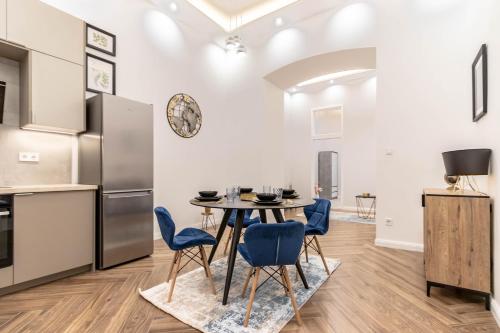 Kuchyňa alebo kuchynka v ubytovaní ASSEA Elegant Apartment with 2 Bedroom in Downtown