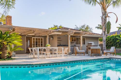 Kolam renang di atau dekat dengan @ Marbella Lane - Serene Ranch Style Home w/Pool