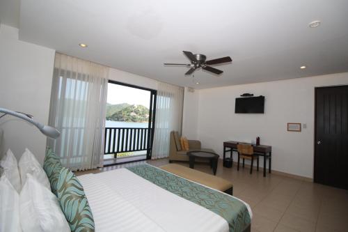 Postel nebo postele na pokoji v ubytování Busuanga Bay Lodge