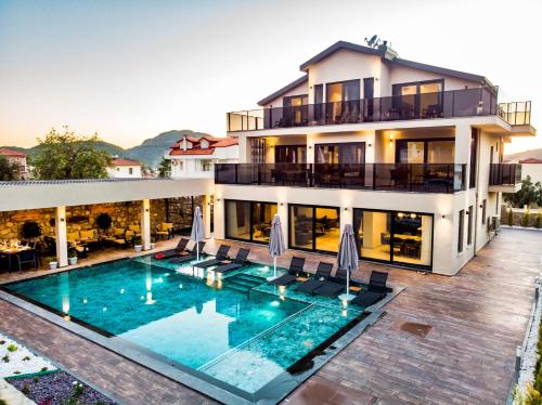 una imagen de una casa con piscina en Memories Palace Villa, en Fethiye