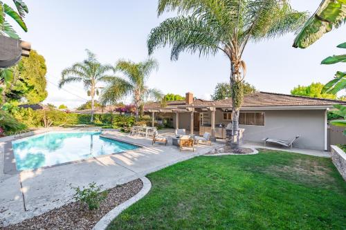 Kolam renang di atau dekat dengan @ Marbella Lane - Serene Ranch Style Home w/Pool