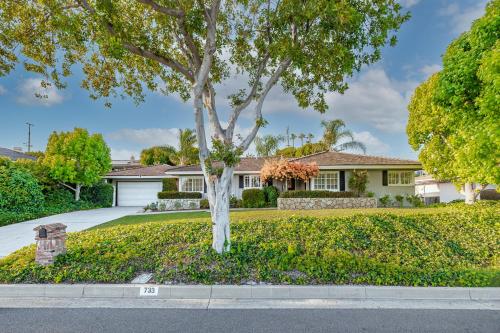 Taman di luar @ Marbella Lane - Serene Ranch Style Home w/Pool