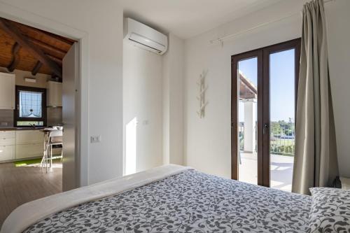 En eller flere senge i et værelse på Marina Home Holiday