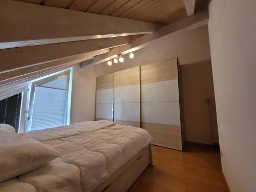 um quarto com uma cama grande e uma janela em Ferienwohnung Hegau em Hilzingen