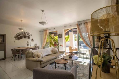 salon z kanapą i stołem w obiekcie Quiet villa with garden and terrace in Fréjus w Fréjus