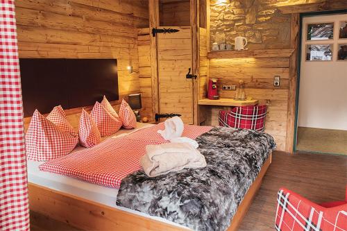 Katil atau katil-katil dalam bilik di Almhotel Grünsteinblick - Adults only