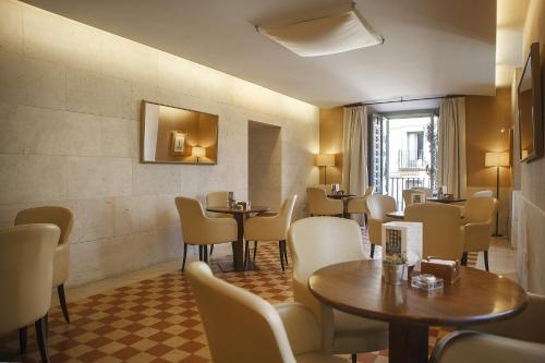 a restaurant with tables and chairs in a room at Parador de La Granja in La Granja de San Ildefonso