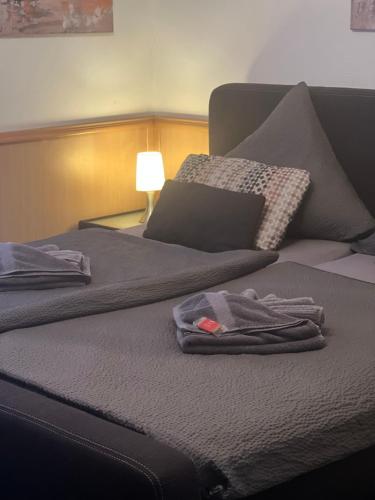 克爾彭的住宿－文森伯格酒店，一间卧室配有两张床,上面有笔记本电脑