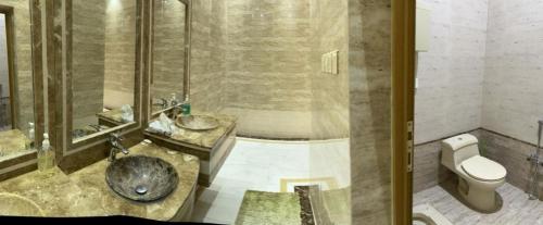 a bathroom with a sink and a toilet at شاليه ريست 1 in Hail