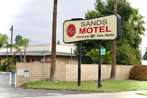 un cartel para el motel aiants frente a un edificio en Sands Motel by Ontario Airport & Toyota Arena en Ontario