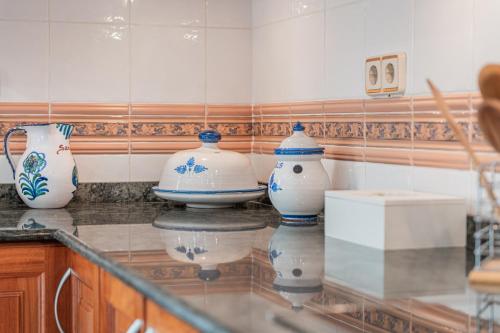 trois vases bleus et blancs assis sur un comptoir dans l'établissement Casa Estilo Mallorquín, à Marratxí 