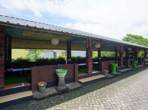 Zahrada ubytování RedDoorz Syariah at Mojosari