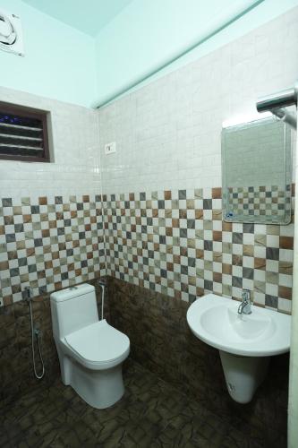 ein Badezimmer mit Toilette und Waschbecken in der Unterkunft Lakeway Resorts in Alappuzha