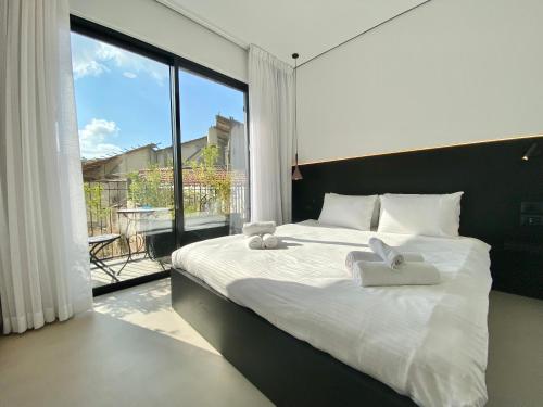 เตียงในห้องที่ 12 Shimon HaTzadik - By Beach Apartments TLV