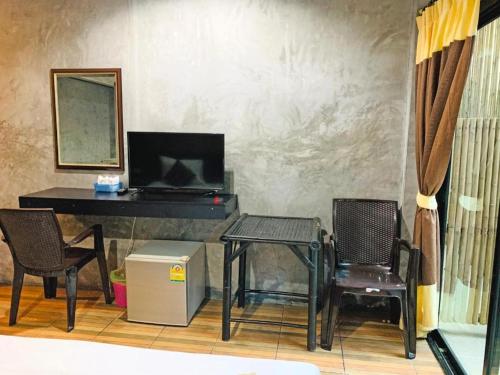 TV a/nebo společenská místnost v ubytování Phi Phi Andaman Legacy Resort