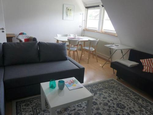 sala de estar con sofá y mesa en Ferienwohnung Kirsch-Kern, en Mössingen