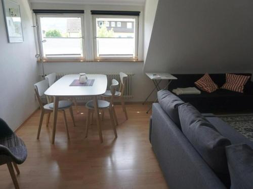 sala de estar con sofá y mesa en Ferienwohnung Kirsch-Kern, en Mössingen