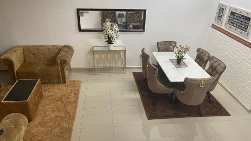 クルアンにあるMawar Casa Homestay Kluangのテーブルと椅子のあるリビングルーム
