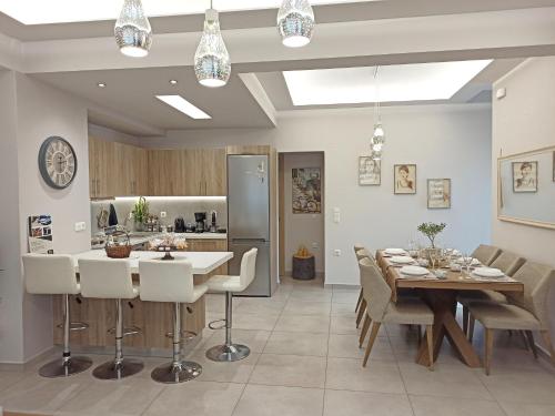 una cucina e una sala da pranzo con tavolo e sedie di Kallias Modern Seaview Apartment a Heraklion