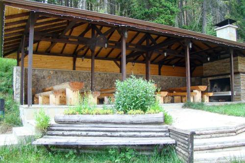 a wooden pavilion with stairs in a yard at Спа,ски апартамент Дайли, Стрийм Ризорт Пампорово in Pamporovo