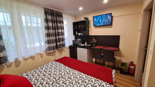 ein Zimmer mit einem Bett und einer Bar darin in der Unterkunft Lucsony Apartman in Mosonmagyaróvár