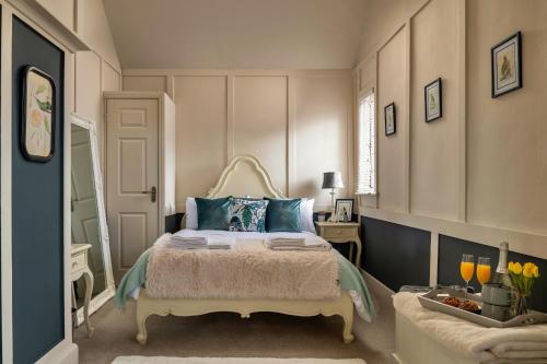 um quarto com uma cama com almofadas azuis em Finest Retreats - Sunnycroft Penthouse em Llandrindod Wells