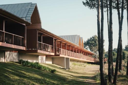 un edificio con un grupo de palmeras delante en FeelViana Sport Hotel en Viana do Castelo