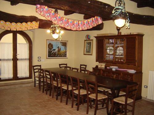 a dining room with a table and chairs at Casale del Monsignore in Spoleto