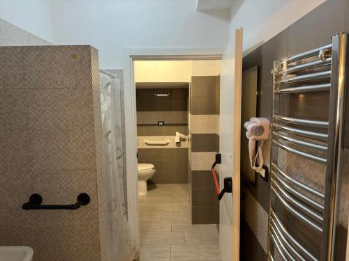 un piccolo bagno con servizi igienici e lavandino di Appartamento per famiglie o gruppi di amici Access Point a Crotone