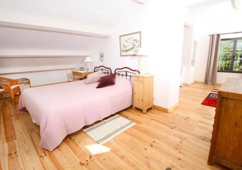 - une chambre avec un grand lit et du parquet dans l'établissement La maison d'Helene, à Buis-les-Baronnies