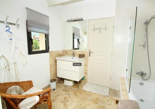 La salle de bains est pourvue d'un lavabo et d'une douche. dans l'établissement La maison d'Helene, à Buis-les-Baronnies