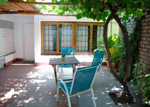 メンドーサにあるLa Casa de Margaritaの- パティオ(青い椅子2脚、テーブル付)