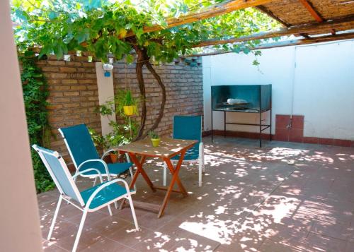 メンドーサにあるLa Casa de Margaritaのパティオ(テーブル、椅子、テレビ付)