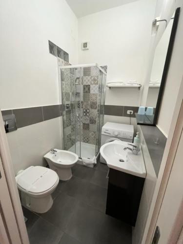 トラーニにあるLittle Homeのバスルーム(トイレ、洗面台、シャワー付)